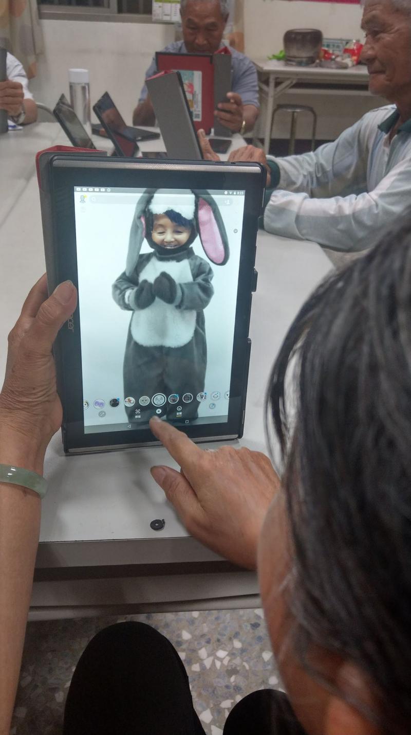 學員使用Snapchat的濾鏡功能將自己變成可愛的兔子