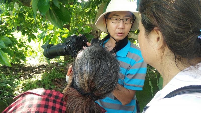 講師實際跟學員講解，在今天的天氣狀況下如何設定單眼相機的各項參數