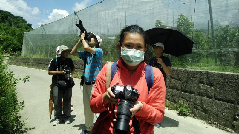 大家拿著單眼相機練習當中