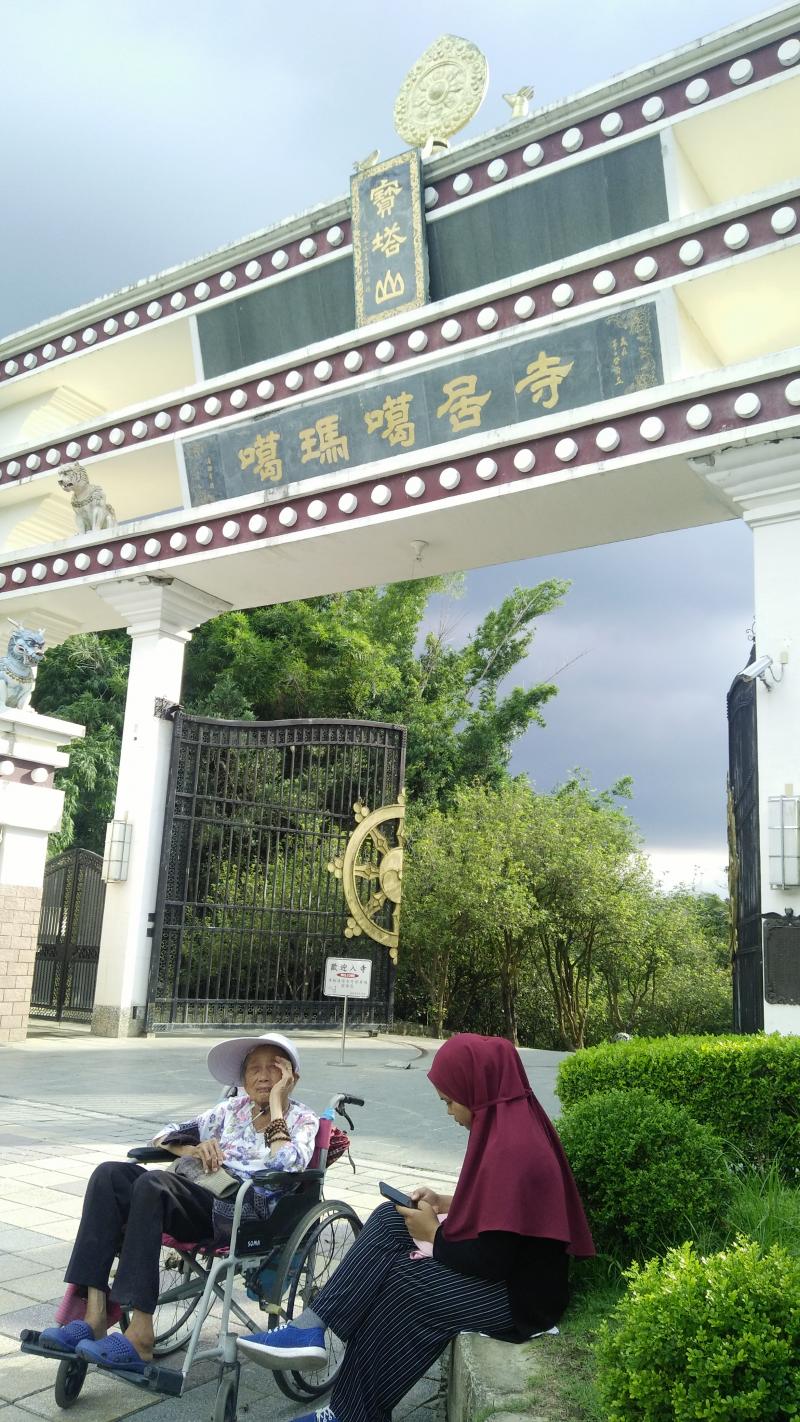 長者在門口休息