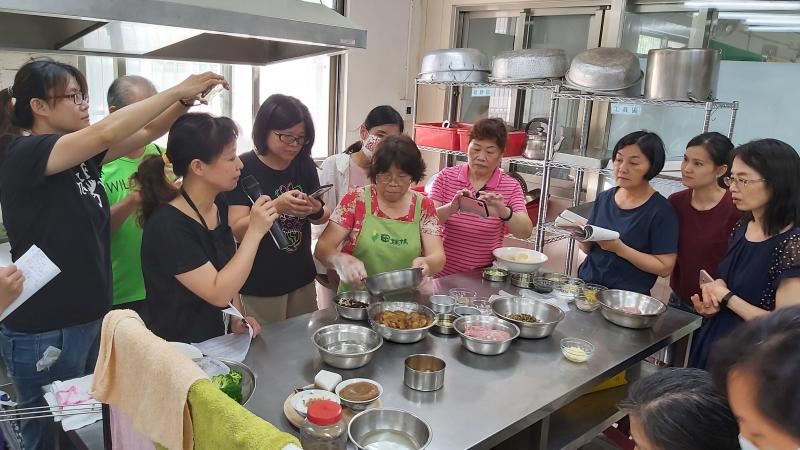 講師教大家製作客家傳統美食梅干扣肉，學員分工紀錄食譜。