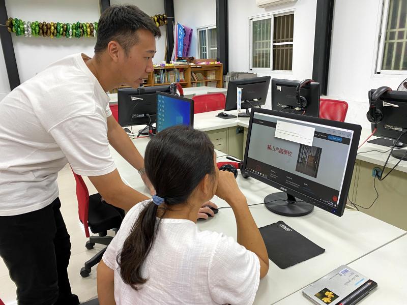 輔導員協助輔導學員操作軟體