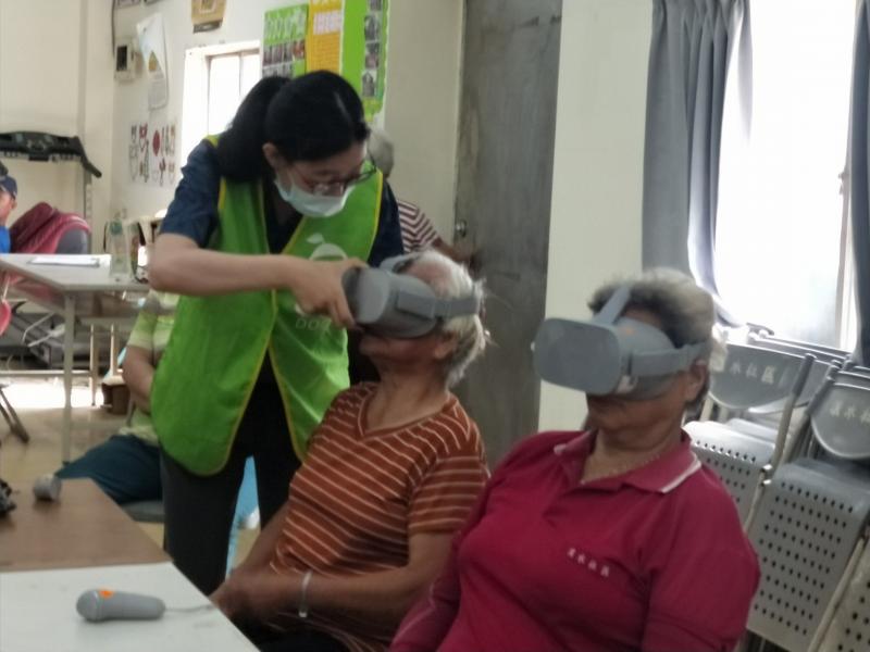 志工協助學員進行VR體驗