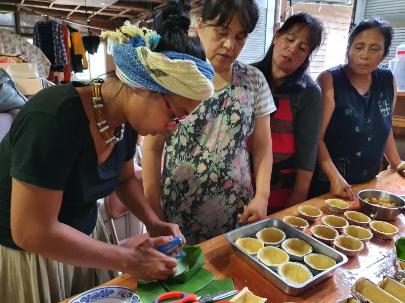 教學員利用在地的葉子來裝飾為美食加分