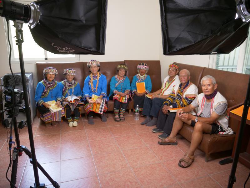 在不同的空間錄製，大家都身著布農族傳統服，認真配合，非常感謝長輩們。