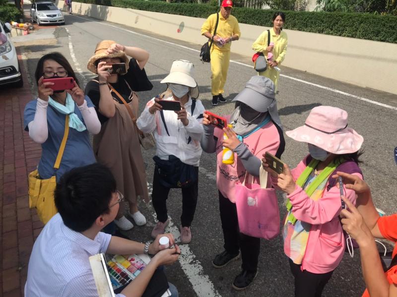 採訪對新埔車站素描的畫家