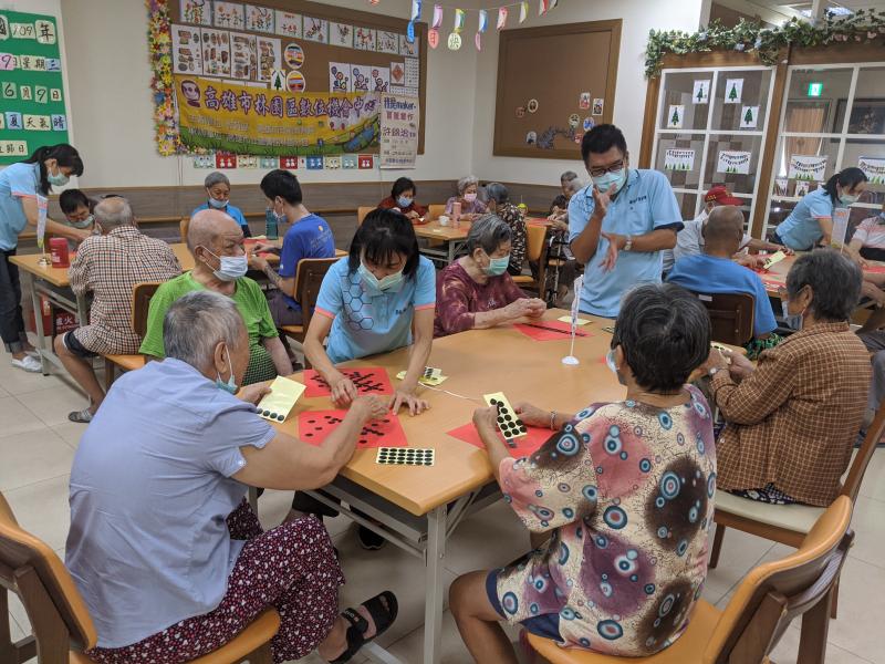 健佑醫院日照中心長輩人數較多照服人員協助活動進行長輩們玩的很開心
