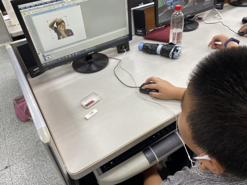 學員利用電腦的免費照片處理軟體,將照片做上字貼圖處理。