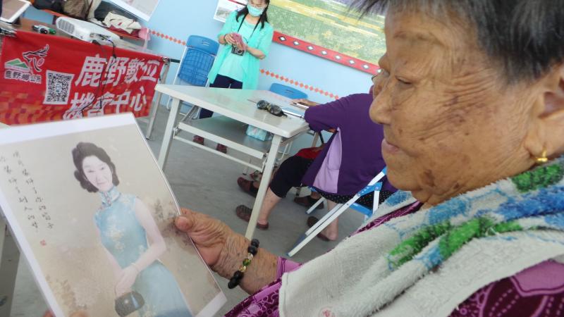 92歲阿嬤第一次拍婚紗照，完成他的夢想。