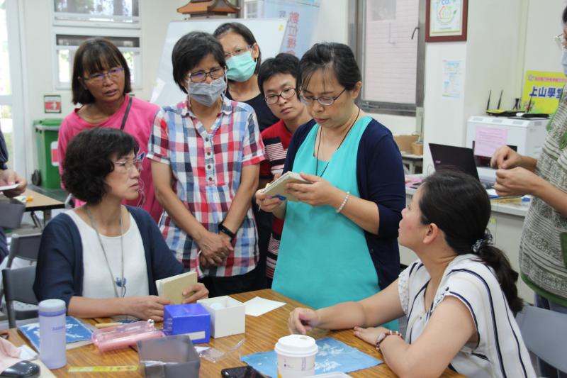 講師為學員講解手縫書技巧。