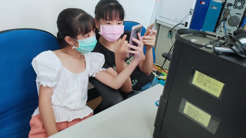 大手牽小手-Sphero mini 迷你智能機器人-封面照