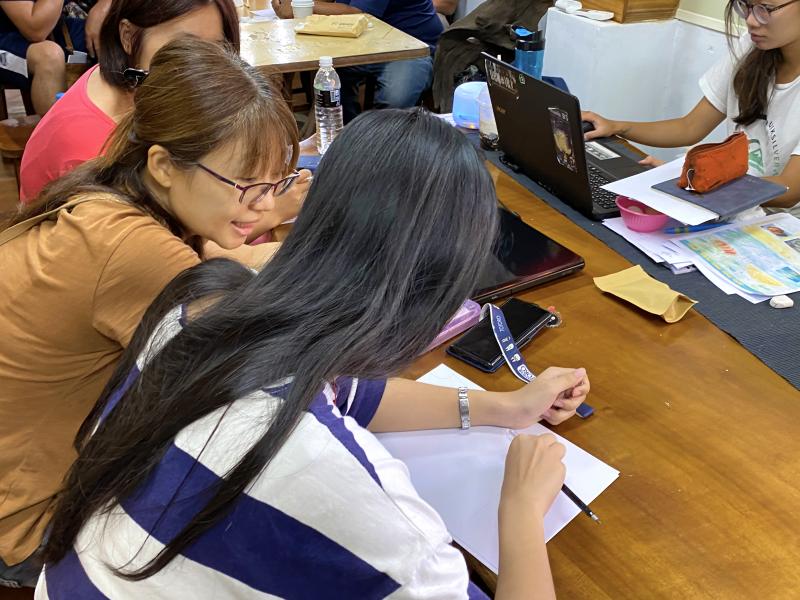 學員們相互討論，一頁網主題架構