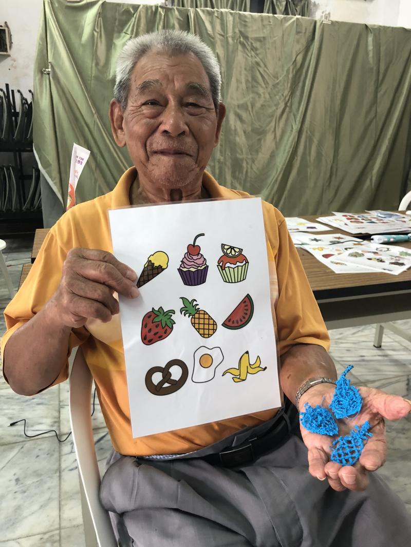82歲的潘阿公，完成鳳梨3D圖心情相當開心。