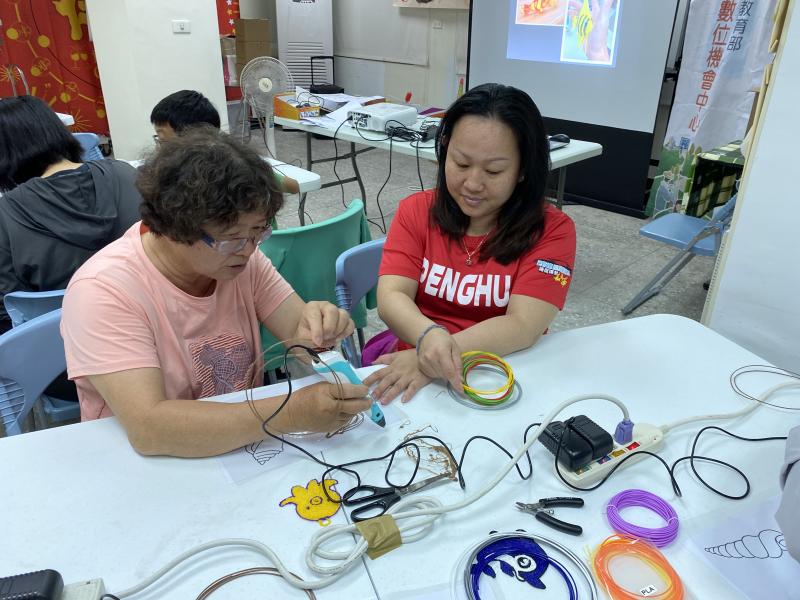 老師指導學員操作
