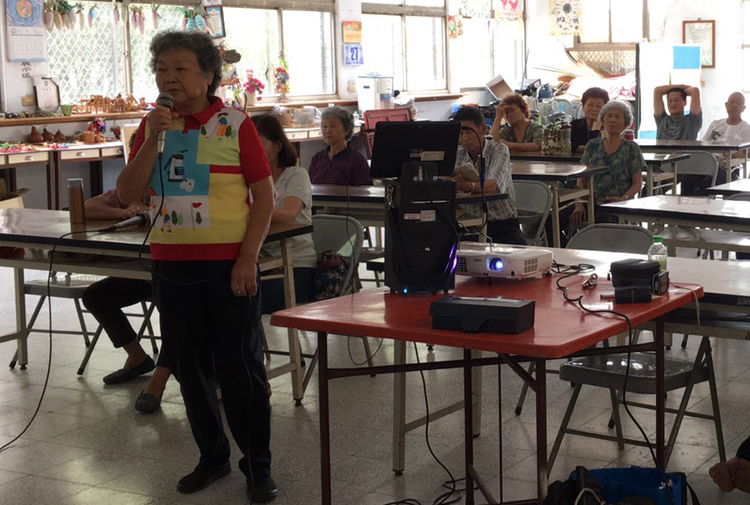 學員學習如何使用APP搜尋歌曲後練習唱歌