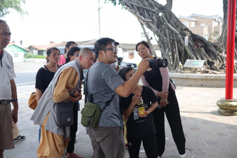 講師帶著學員到重寮城隍廟進行實際拍攝練習