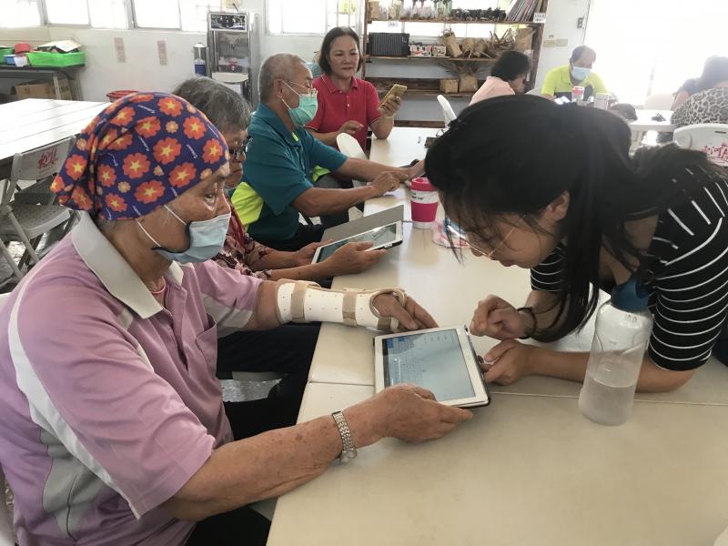 網路銀行現在已經非常成熟了，可以查詢、轉帳、換匯、支付、換紅利點數等好康，都不用大老遠跑到實體銀行就可以處理，是對於住在鄉下或是郊區的民眾非常便利的服務方式。