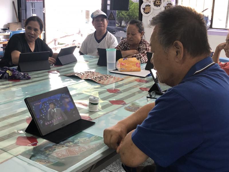 長者手動動，一指神功，看電影唱歌。