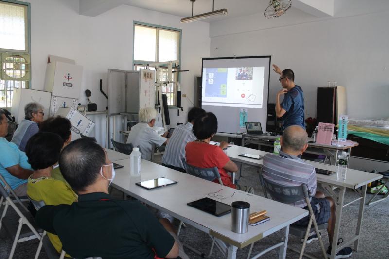 講師教導社區長輩使用平板電腦