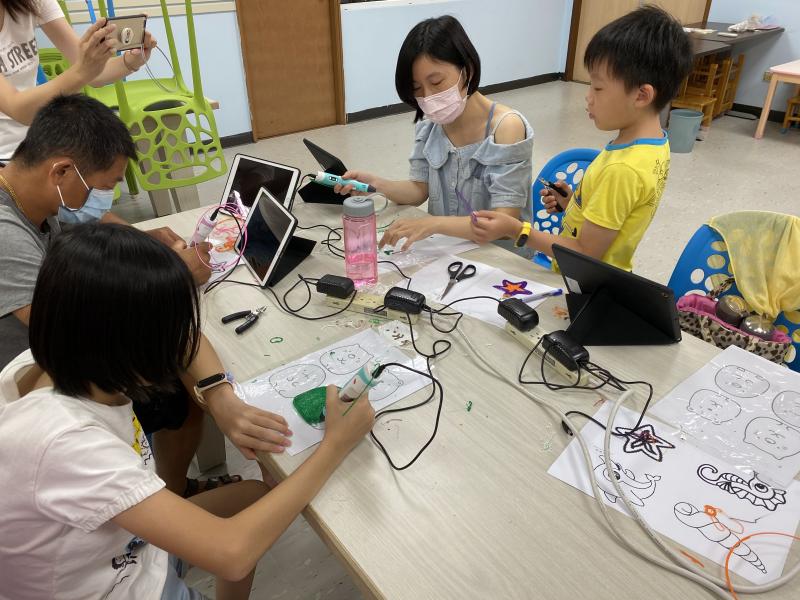 學員認真操作