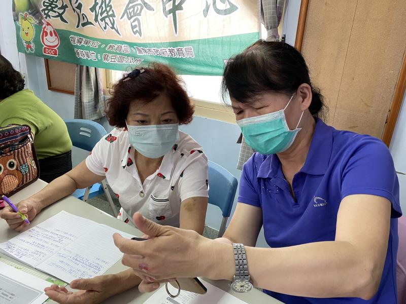 連接成功的學員也會在旁協助鄰旁學員