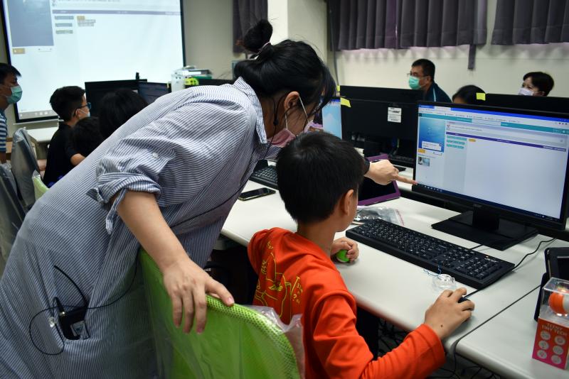 張惠嘉老師用心的教導學員scratch程式設計軟體的方法
