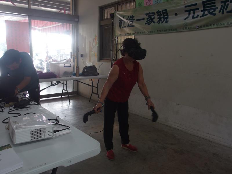 戴上器材 新奇的體驗