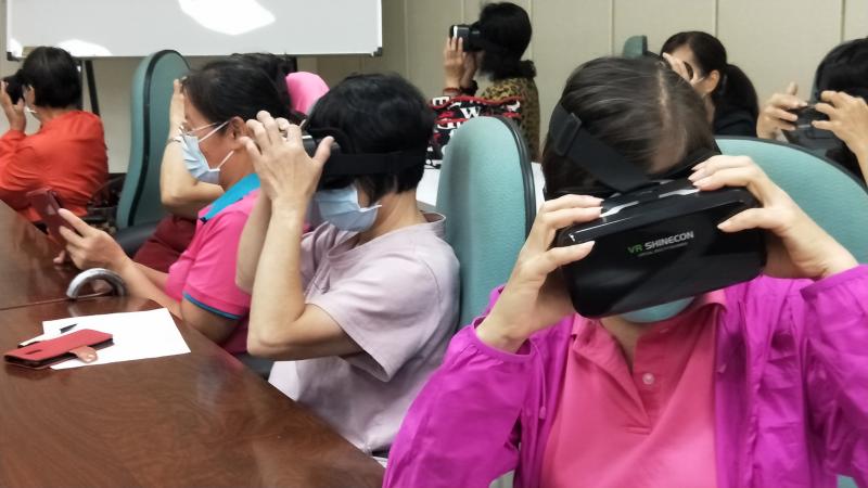 學員搜尋喜歡的VR影片