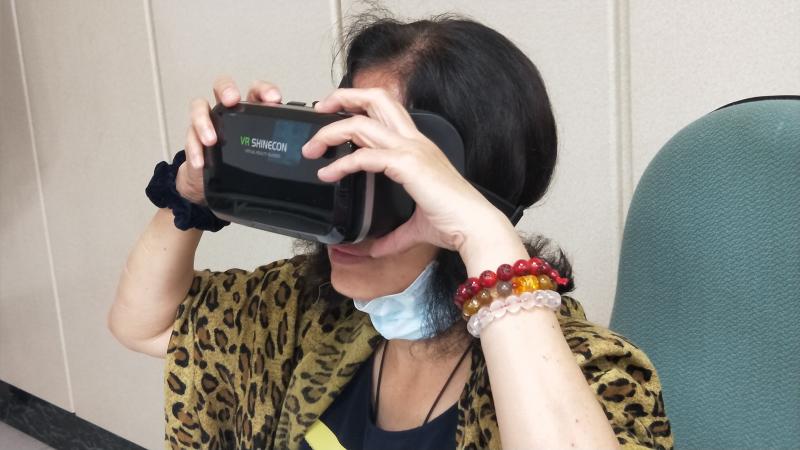 學員觀看VR影片，別於平常的視覺