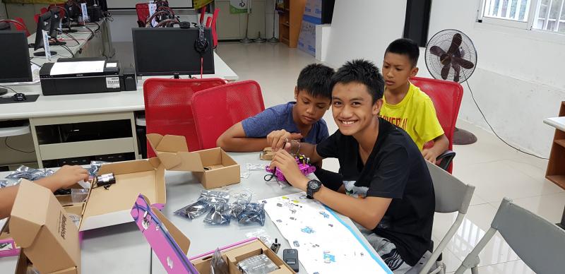 裝駔完成以前光是清點零件就花了很多時間，把零件放好固定位置九可以開始組裝了。