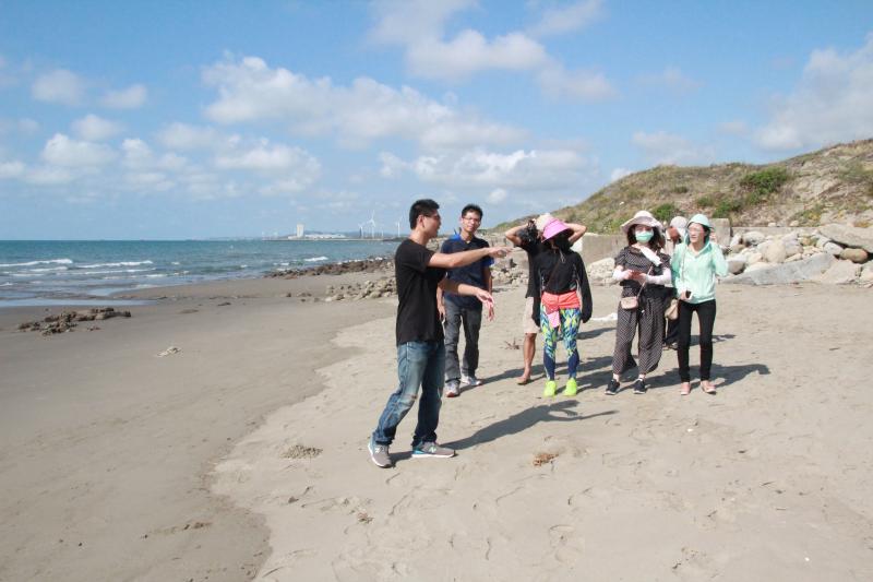學員採訪海線一家親專案經理，講述淨灘活動推動緣起、環境教育等議題。