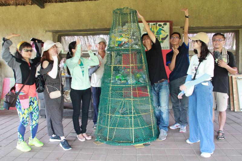 淨灘撿拾的海廢物經由藝術家邱泰洋老師發想，製作「竹筌」裝置藝術品。
