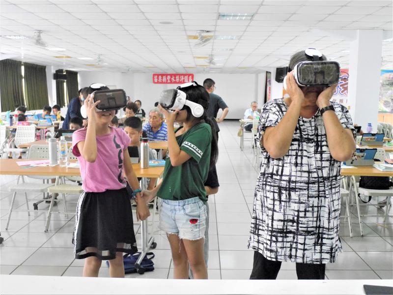 一位太太、兩位小女生一起體驗VR眼鏡