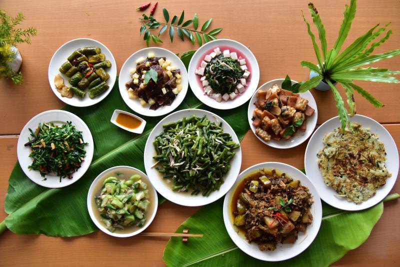 王培仁老師創作的滿桌蔬食菜色