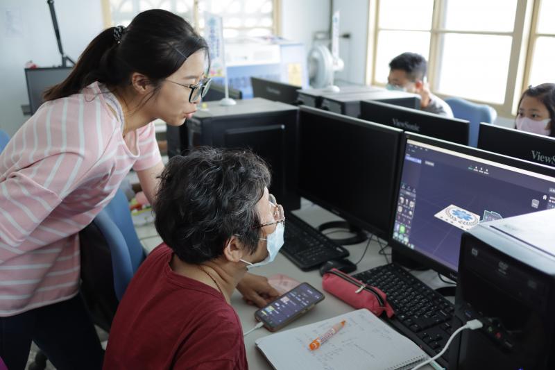 助教教導學員操作Makar軟體3D設計與調整各項參數方法，學員認真的學習軟體使用方法。
