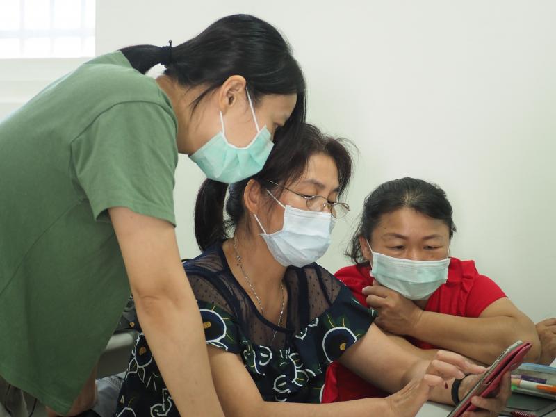 學員討論照片與文字的編排