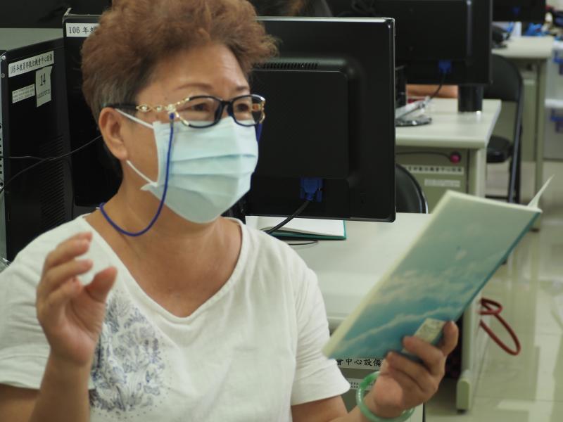 學員朗讀自己的詩作