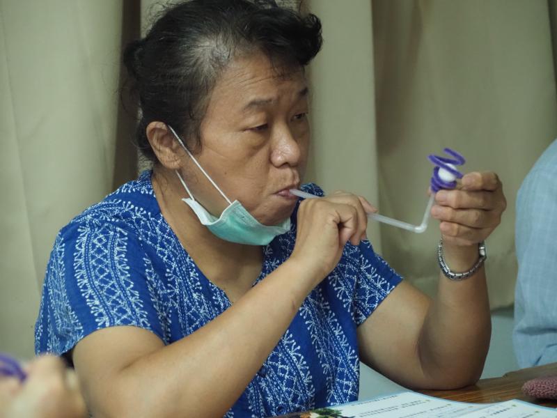 學員認真做實驗