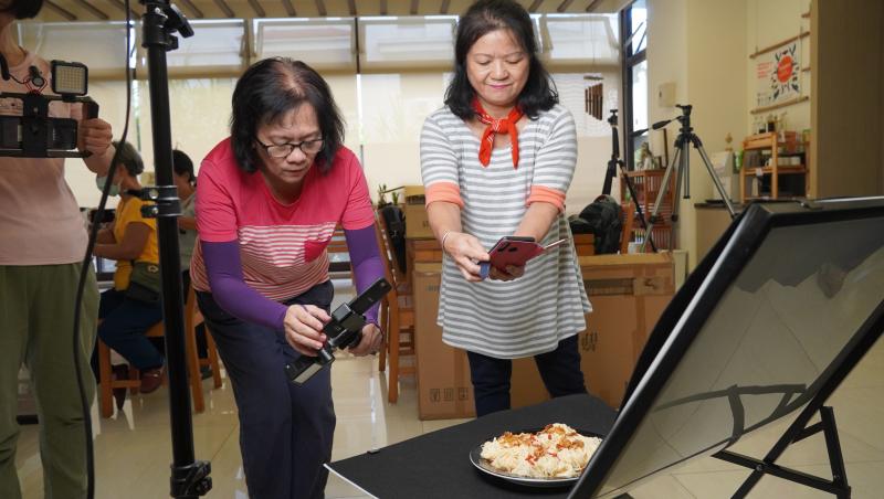 好味不藏私-創意美食紀錄課程，學員練習使用拍攝器材與設備