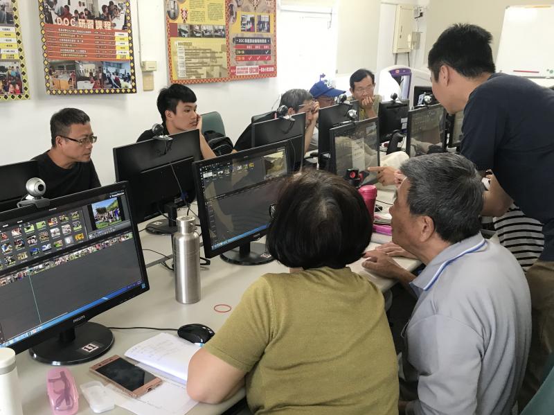 學員互相討論，操作方法