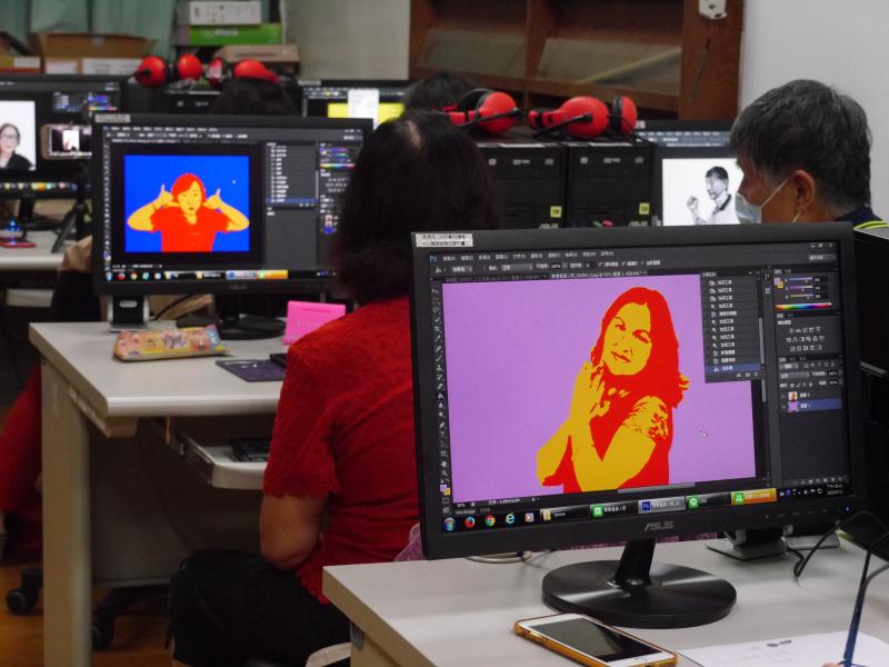 學員在電腦前將自己的相片修成普普風藝術照