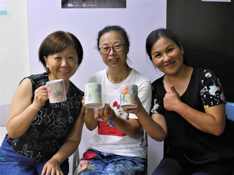 三位女學員一起持自己的馬克杯作品合照