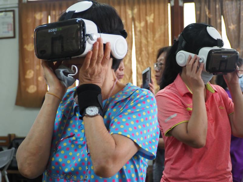 學員體驗VR眼鏡