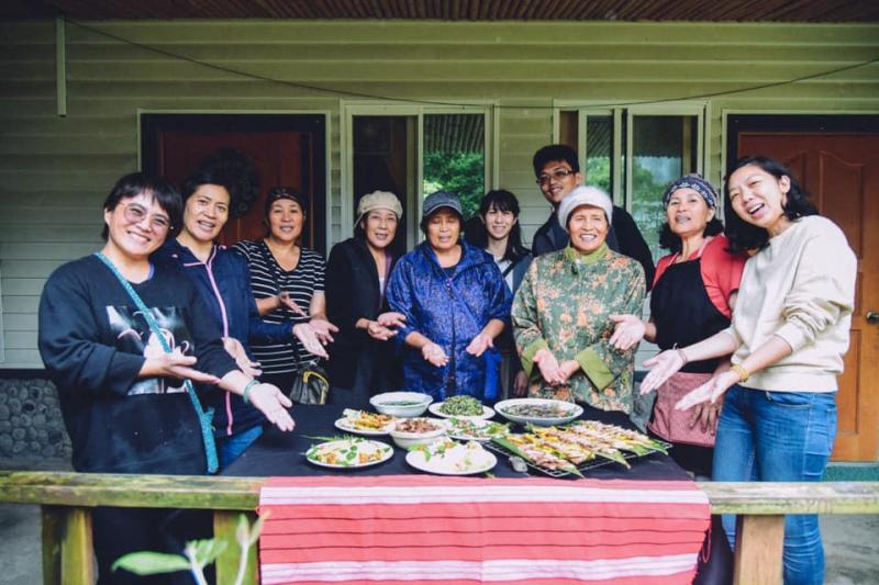 馬里光來上菜，野草餐桌滿滿美味。