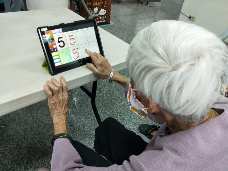 92歲阿嬤用平板學寫數字