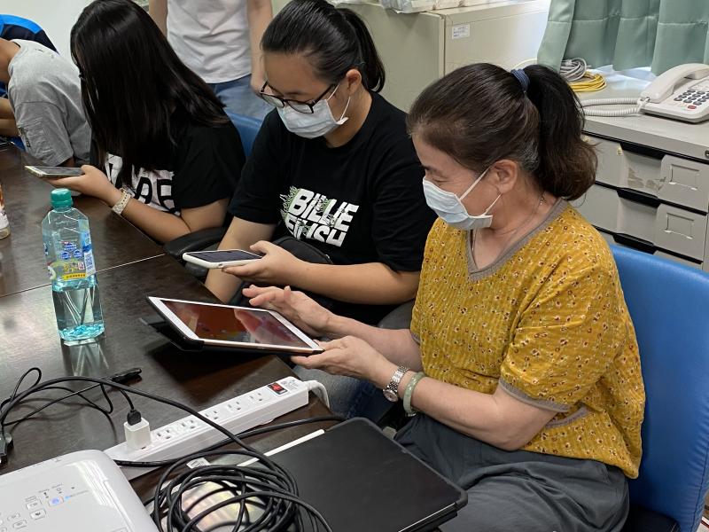 透過平板電腦練習剪輯軟體