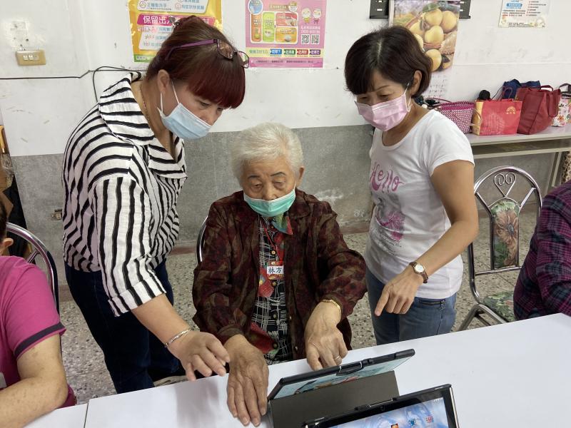 社區志工協助年長者