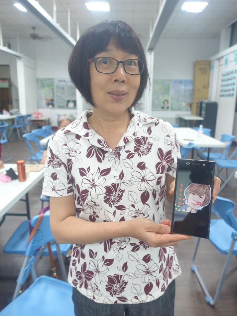學員吳宜貞只要時間允許都會來上課，也是個很用心的學員，開心的與她的貼圖合照