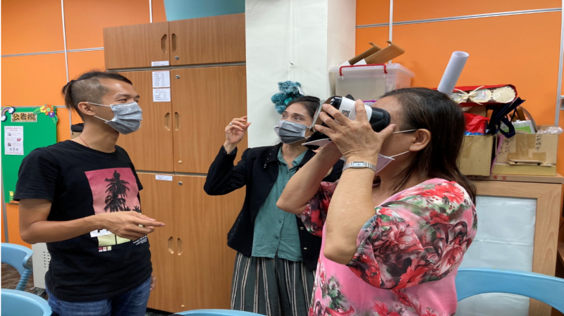 林佑勳老師指導學員使用VR眼鏡