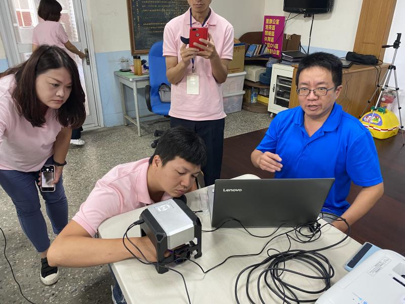 老師指導學員操作